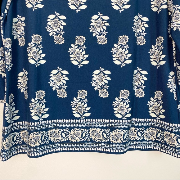 Ann Taylor 3/4 Sleeve Floral Blue Ivory Rayon Stretch Shirt Top Size Medium NWT - Picture 3 of 9